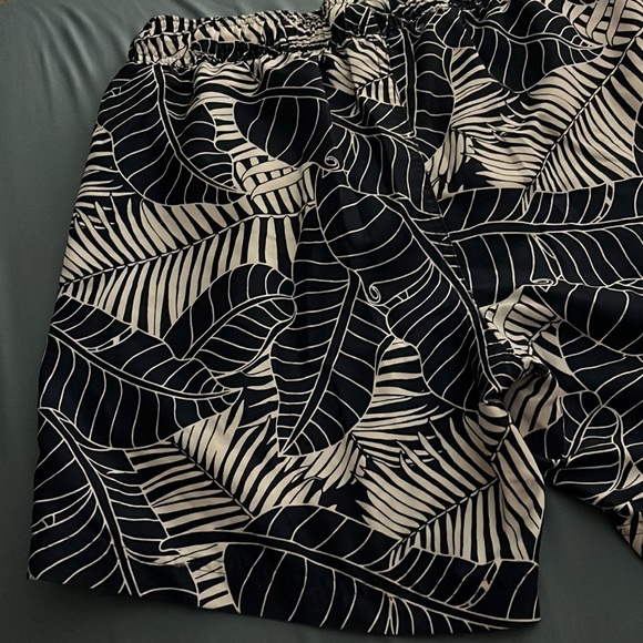 Perry Ellis blue/white floral pattern shorts - Picture 3 of 8